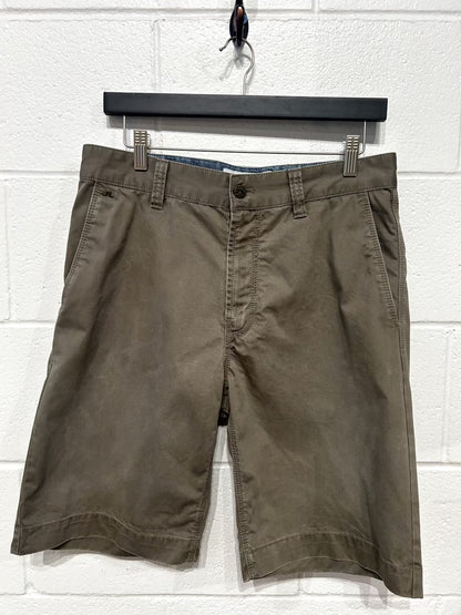 Men's 30 Bermuda Shorts, Olive 100% Cotton, Rear flap pockets, J. Lindeberg