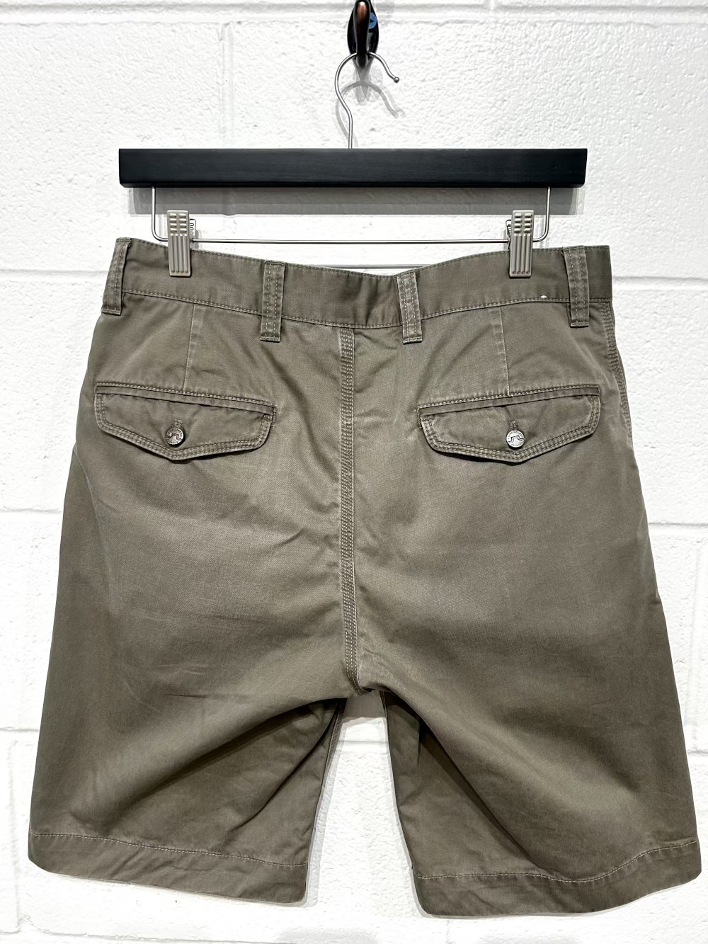 Men's 30 Bermuda Shorts, Olive 100% Cotton, Rear flap pockets, J. Lindeberg