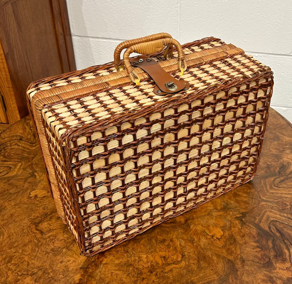 Local Pickup Only - VIntage Wicker Picnic Basket Set - set for 4