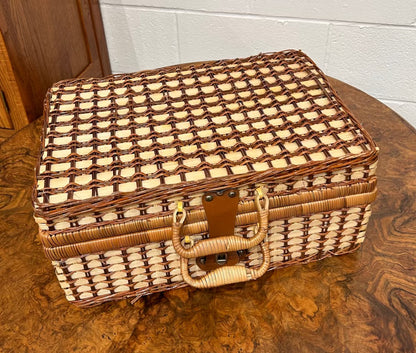 Local Pickup Only - VIntage Wicker Picnic Basket Set - set for 4