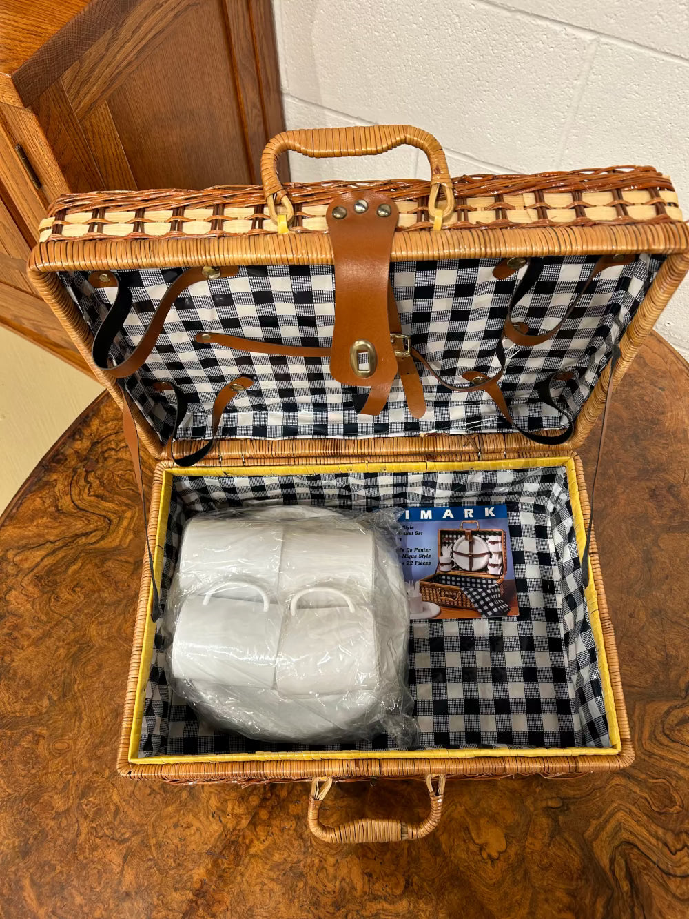 Local Pickup Only - VIntage Wicker Picnic Basket Set - set for 4