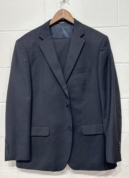 Men's 44R Suit, 100% Wool Navy Pinstripe, Daniel Hechter Paris