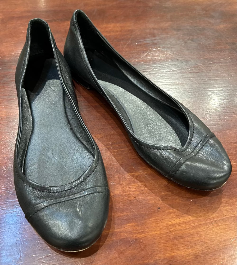 Women's Shoes - EU 38 7.5 US Roots Black Leather Flats